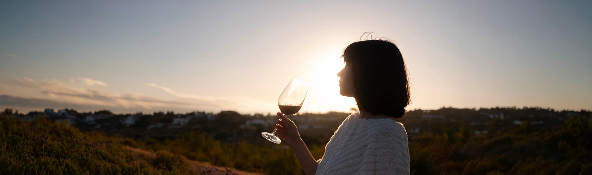 Peut-on boire du vin rouge bio frais en été ? (La réponse va vous surprendre)